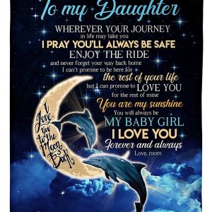 I Love You To The Moon And Back Giving Daughter Blanket